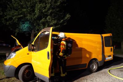 Zwei PKWs geraten in Brand - Polizei geht von Brandstiftung aus - Mundelsheim